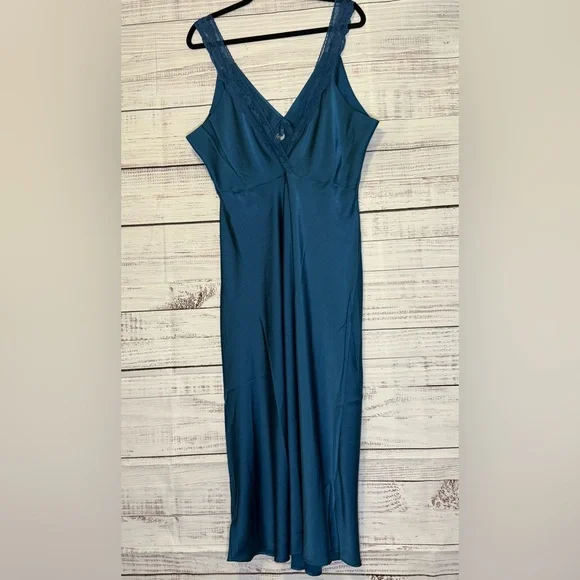 Elegant Teal Maxi Dress - Picture 2 of 5